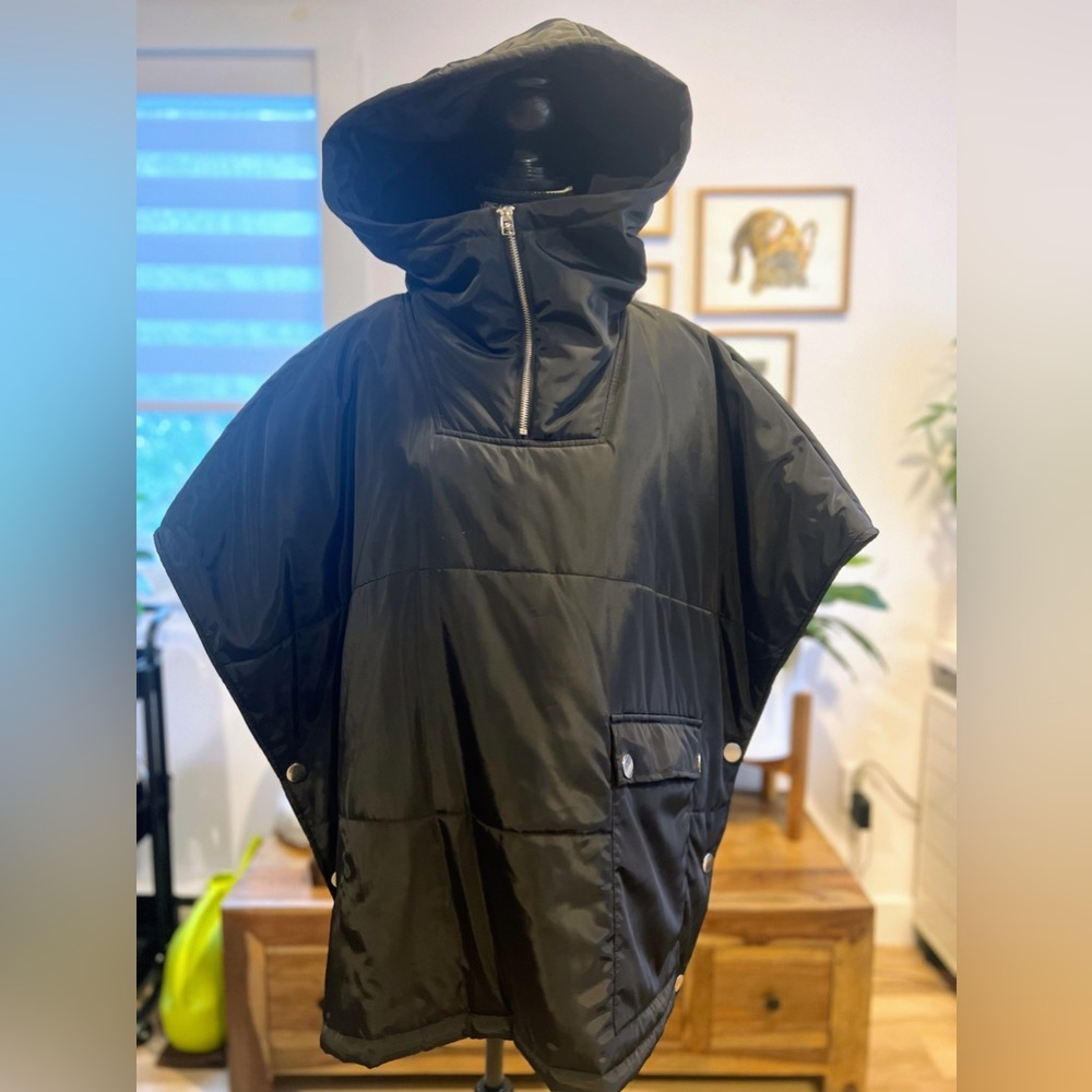 Noisy May rain/snow cape in black. Size small.